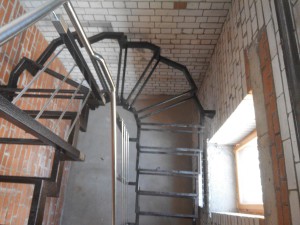 Металлический каркас лестницы с ограждением